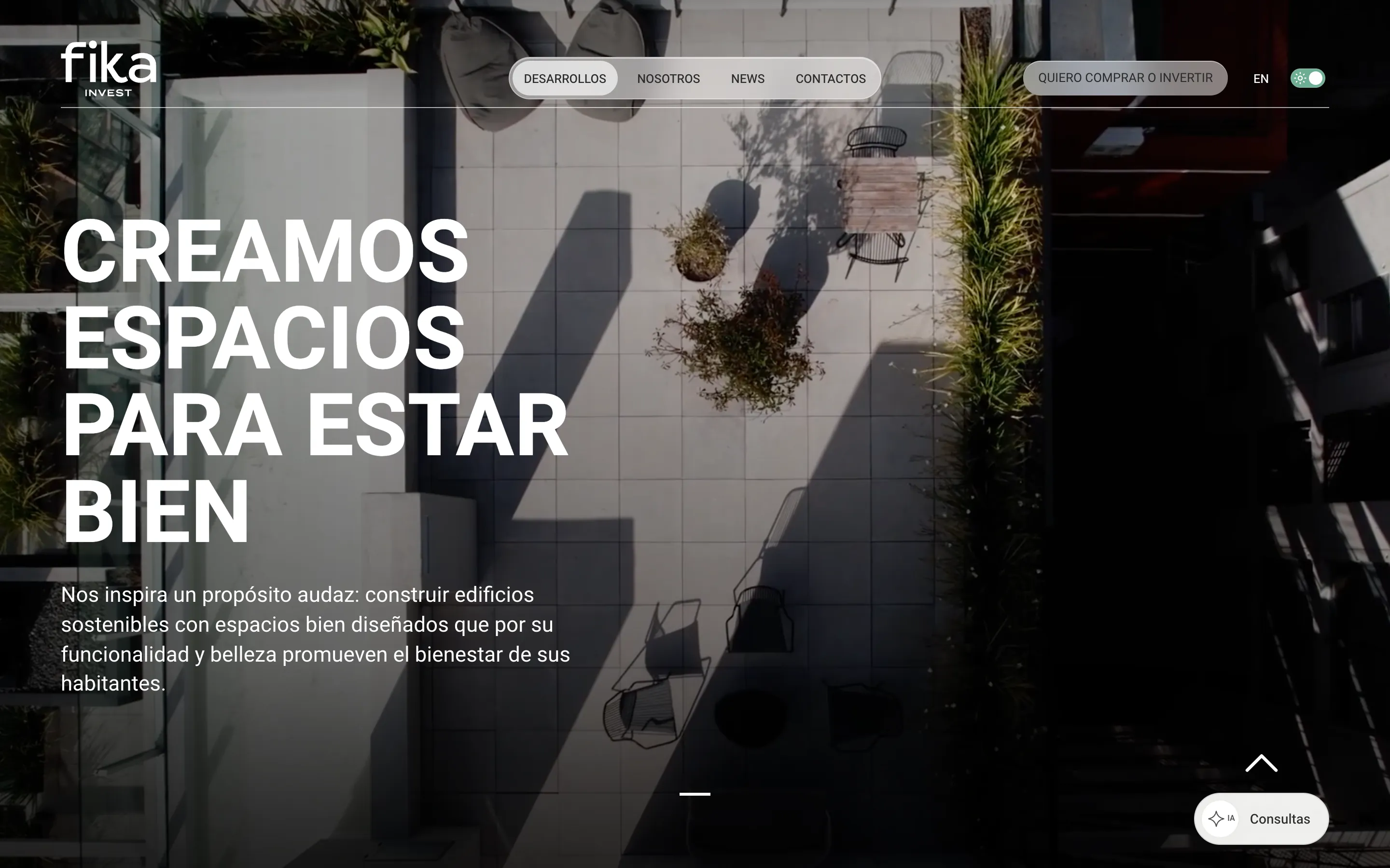 Portada del sitio de Fika Invest con el titular «Creamos espacios para estar bien» sobre un video de obra.