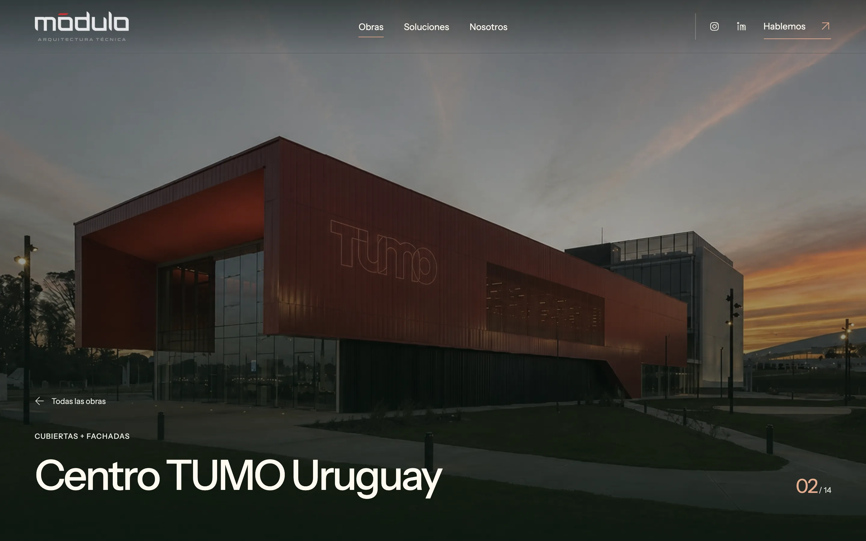 Ficha de obra del Centro TUMO Uruguay, con cubiertas y fachadas de Módulo.